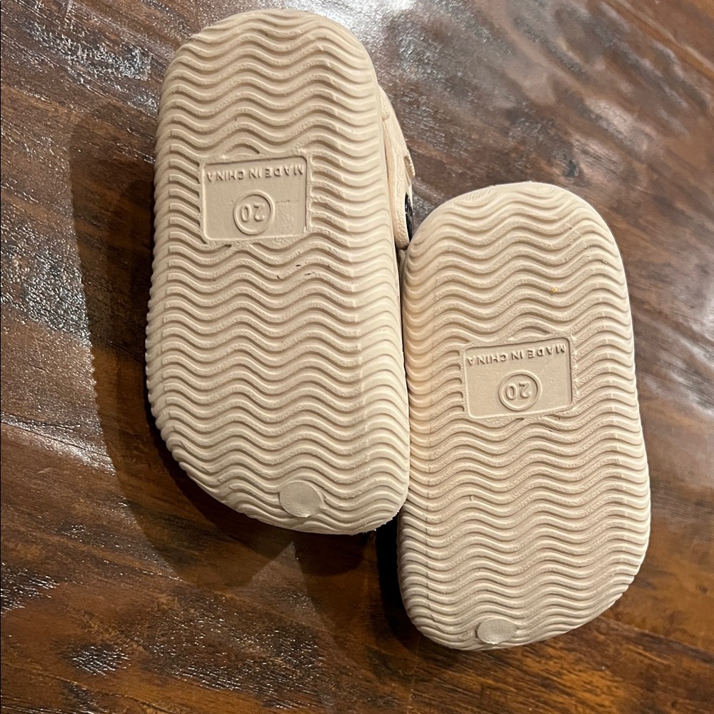 Kids Beige Clogs with Fun Charms SIze 12-18 Months (Size 4- 4.5 ) - Picture 6 of 8